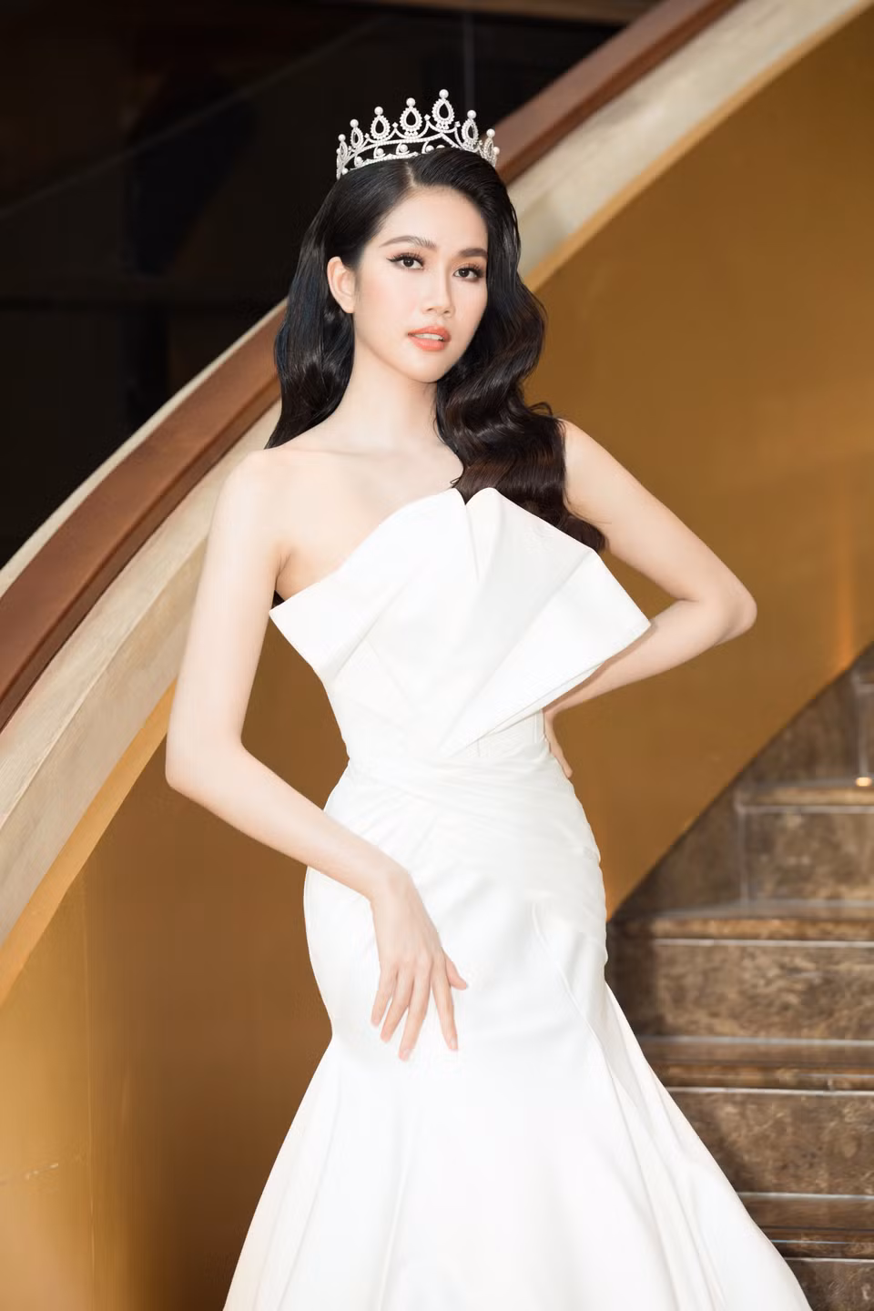 Á hậu Phương Anh thanh lịch trong chiếc đầm trắng. Nhắc đến Hoa hậu có vẻ đẹp tri thức chắc chắn không thể không nhắc đến cô nàng. (Ảnh: CTV/Vietnam+)