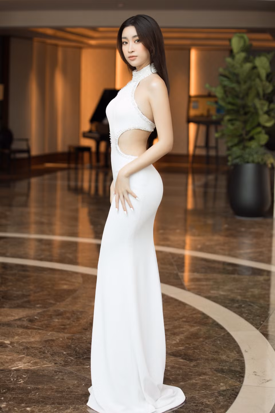 Không hề kém cạnh đàn em, Hoa hậu Đỗ Mỹ Linh cũng đến sự kiện trong bộ cánh khoe lưng trần gợi cảm. Thiết ôm trọn body cùng những đường cut-out táo bạo giúp tôn lên ngoại hình cực phẩm của 'chị đại,' (Ảnh: CTV/Vietnam+)
