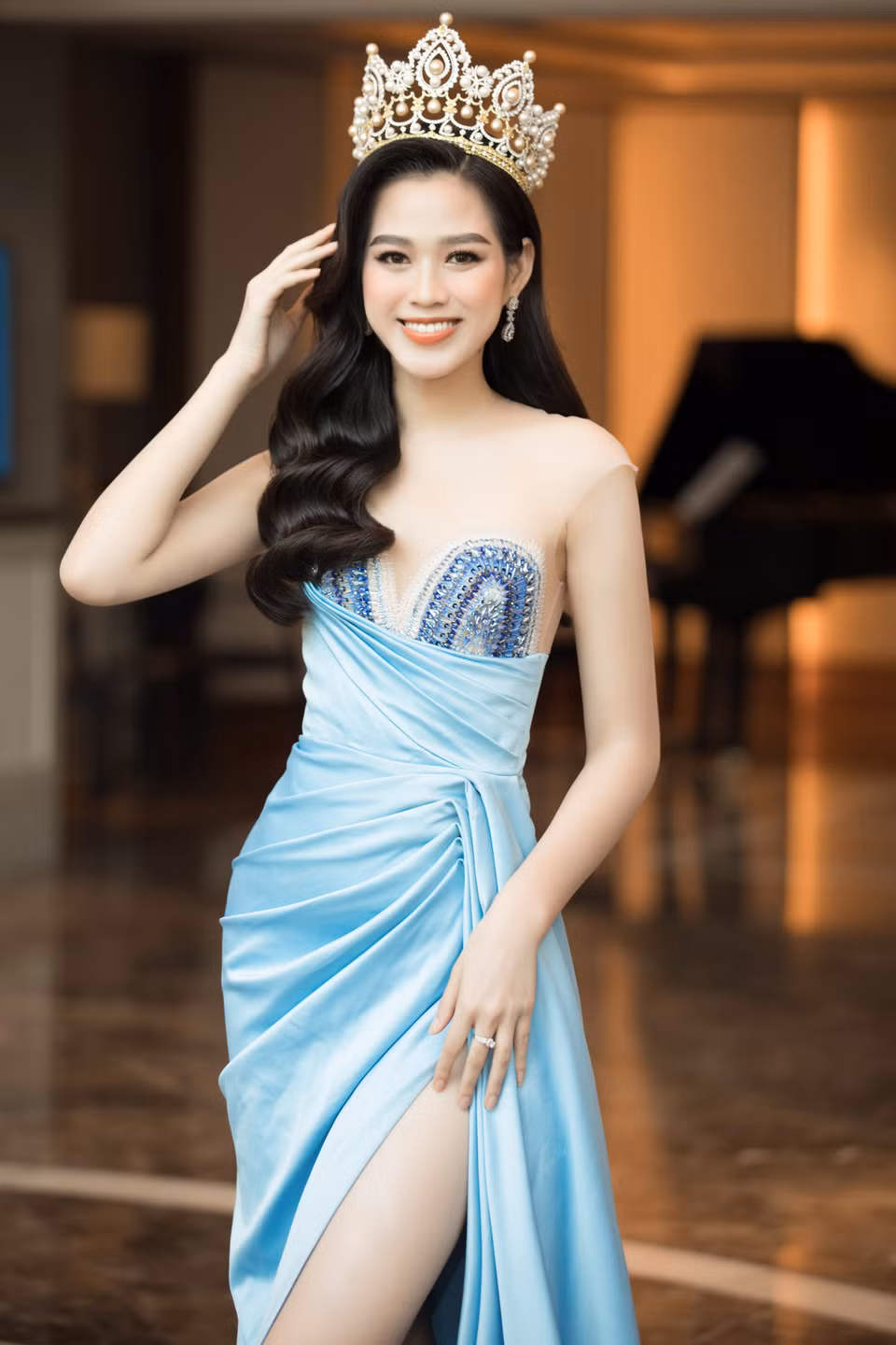 Hoa hậu Đỗ Hà với chiếc váy xẻ cao giúp khoe trọn đôi chân thon dài 1,11m. Phần thân được thiết kế độc đáo giúp tôn lên những đường nét mảnh mai của người đẹp sinh năm 2001. Mặc dù là 'nàng hậu tân binh' nhưng Đỗ Hà vẫn đang từng bước khẳng định nhan sắc và bản lĩnh của mình trước công chúng. (Ảnh: CTV/Vietnam+)