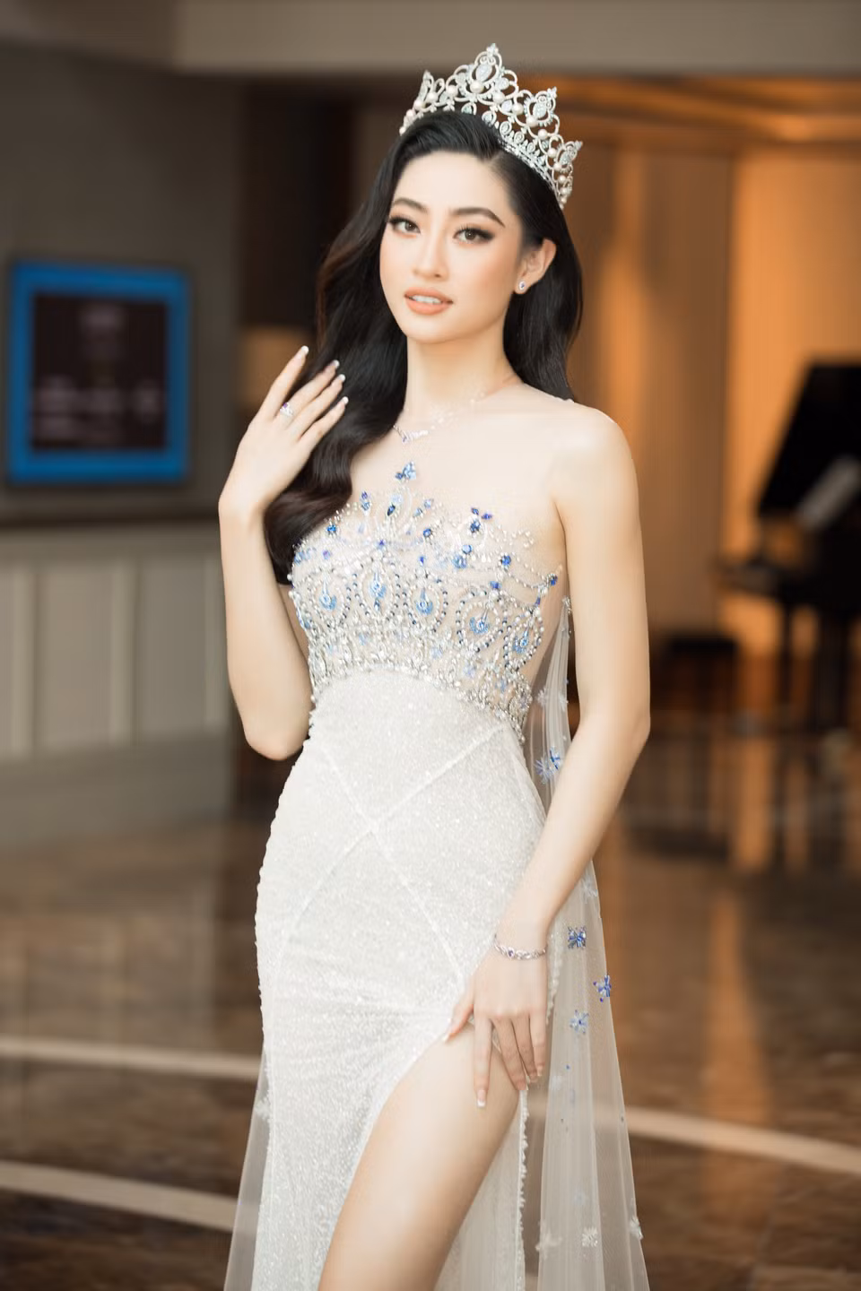 Hoa hậu Lương Thùy Linh - đại sứ cuộc thi năm nay, gây chú ý khi xuất hiện với bộ cánh xuyên thấu. Có thể thấy chiếc váy mà cô chọn lựa cho sự kiện hôm nay cũng có thiết kế tương đồng với chiếc vương miện 3 tỷ đồng mà cô đang đội. (Ảnh: CTV/Vietnam+)
