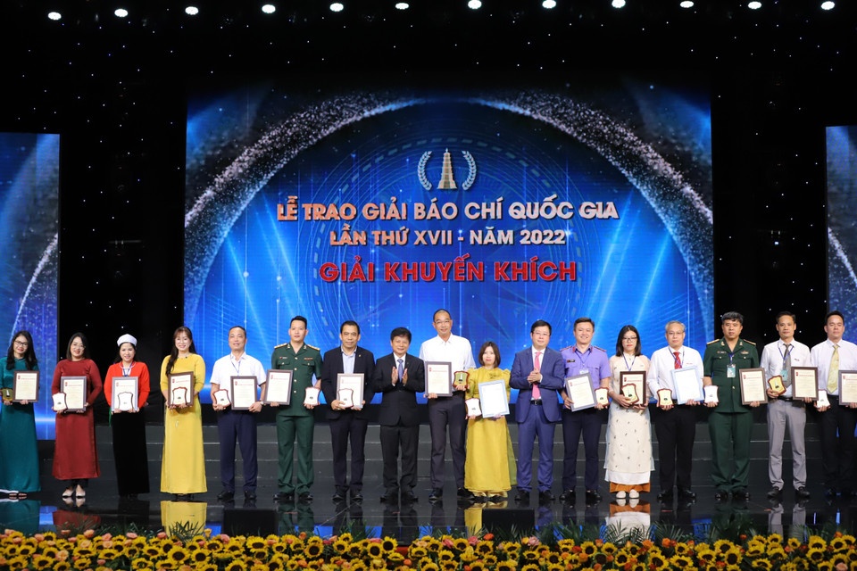 Ông Nguyễn Thanh Lâm, Thứ trưởng Bộ Thông tin và Truyền thông và ông Trần Trọng Dũng, Phó Chủ tịch Hội Nhà báo Việt Nam trao Giải Khuyến khích cho các nhóm tác giả đoạt giải. (Ảnh: Hoài Nam/Vietnam+)