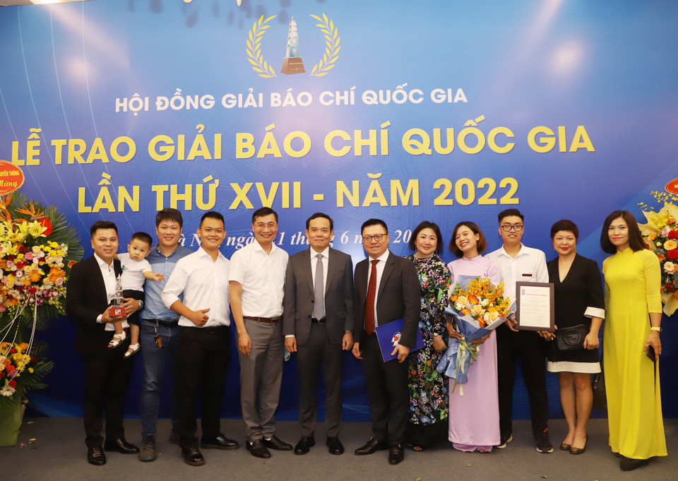 Phó Thủ tướng Chính phủ Trần Lưu Quang, Chủ tịch Hội Nhà báo Việt Nam Lê Quốc Minh chụp ảnh lưu niệm cùng nhóm tác giả đoạt Giải A và lãnh đạo Báo Điện tử VietnamPlus. (Ảnh: PV/Vietnam+)