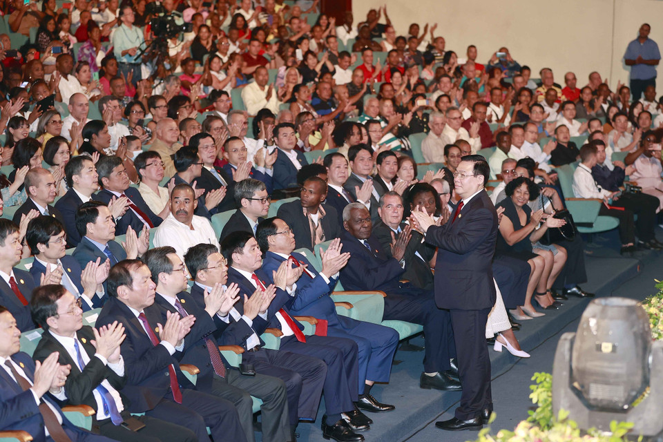 Tối 22/4 (theo giờ địa phương), tại thành phố Santiago de Cuba, Chủ tịch Quốc hội Vương Đình Huệ và Chủ tịch Quốc hội Chính quyền Nhân dân nước Cộng hòa Cuba Esteban Lazo Hernandez tham dự hoạt động chính trị-nghệ thuật kỷ niệm 60 năm Ngày thành lập Ủy ban Cuba đoàn kết với miền Nam Việt Nam (1963-2023), 50 năm ngày Fidel lần đầu thăm Việt Nam và vùng mới giải phóng ở Quảng Trị, Việt Nam (1973-2023). (Ảnh: Doãn Tấn/TTXVN)