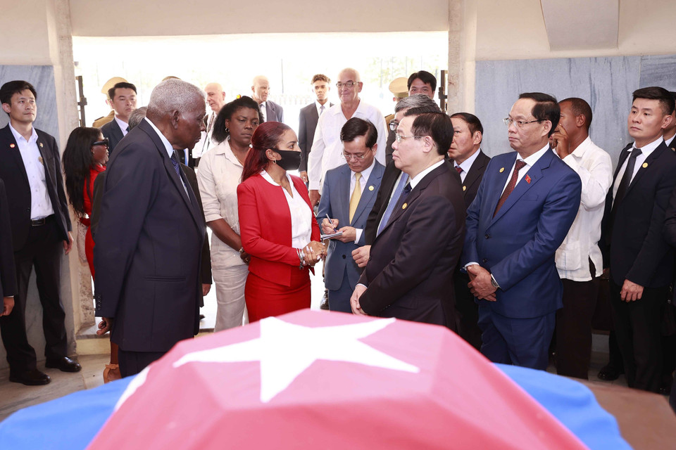 Chủ tịch Quốc hội Vương Đình Huệ, Chủ tịch Quốc hội Chính quyền Nhân dân nước Cộng hòa Cuba Esteban Lazo Hernandez dâng hoa tại mộ Anh hùng dân tộc Jose Marti. (Ảnh: Doãn Tấn/TTXVN)