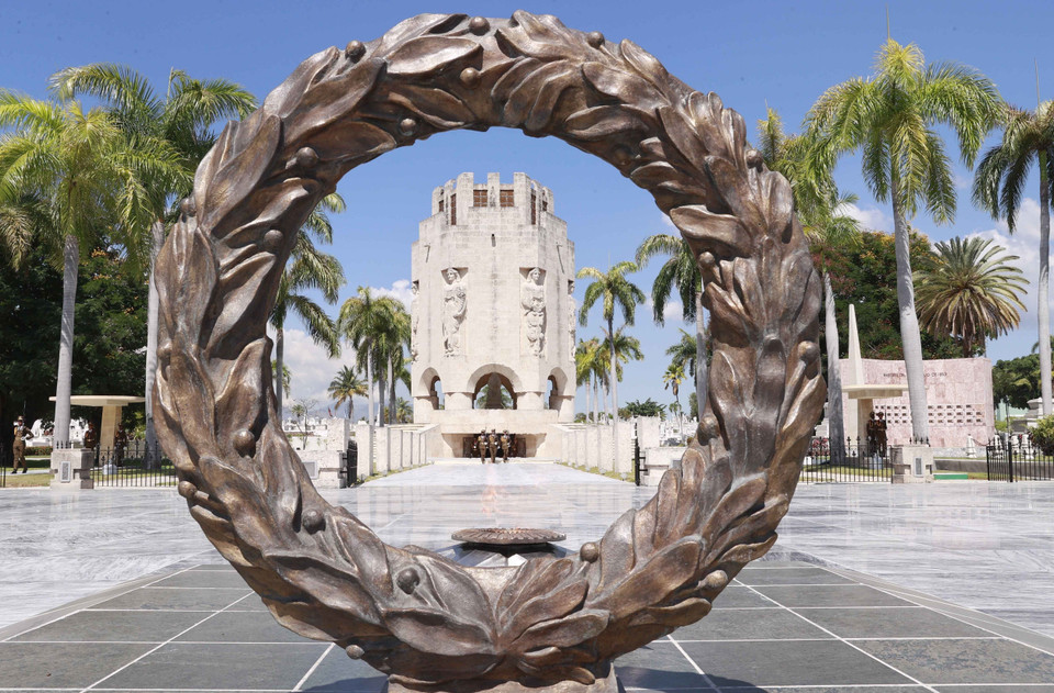 Chủ tịch Quốc hội Vương Đình Huệ, Chủ tịch Quốc hội Chính quyền Nhân dân nước Cộng hòa Cuba Esteban Lazo Hernandez chứng kiến Lễ đổi gác; sau đó dâng hoa tại mộ Anh hùng dân tộc Jose Marti. (Ảnh: Doãn Tấn/TTXVN)