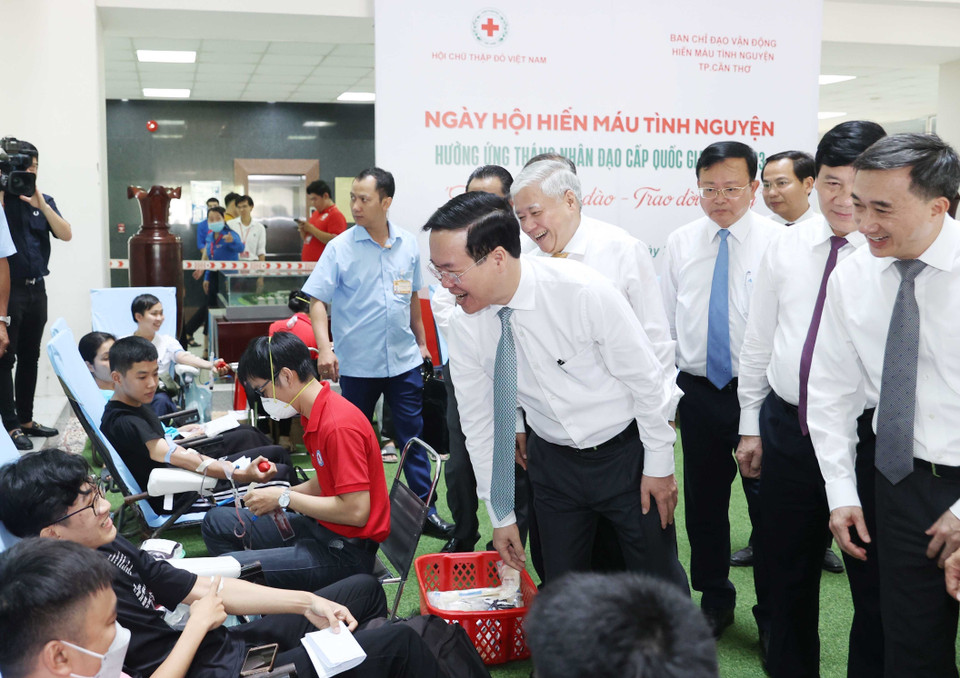 Chủ tịch nước Võ Văn Thưởng thăm, động viên những người tham gia hiến máu nhân đạo. (Ảnh: Thống Nhất/TTXVN)