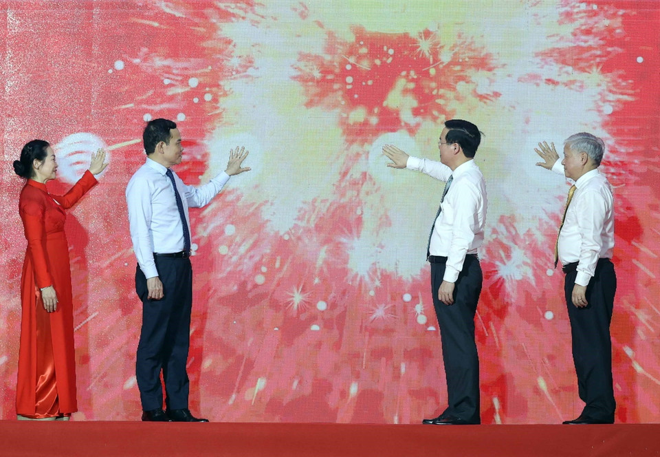 Chủ tịch nước Võ Văn Thưởng và các đại biểu thực hiện nghi thức phát động Tháng nhân đạo năm 2023 và khởi động phong trào 'Người tốt, việc thiện-chung sức xây dựng cộng đồng nhân ái.' (Ảnh: Thống Nhất/TTXVN)