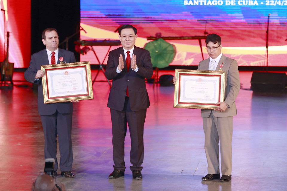 Chủ tịch Quốc hội Vương Đình Huệ trao Huân chương Hữu nghị tặng 2 cá nhân có thành tích xuất sắc của Viện Cuba Hữu nghị với các dân tộc (ICAP) và Hội hữu nghị Cuba-Việt Nam. (Ảnh: Doãn Tấn/TTXVN)