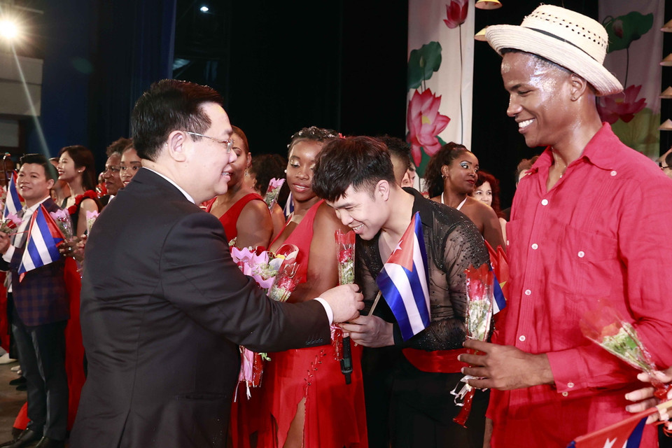 Chủ tịch Quốc hội Vương Đình Huệ với các nghệ sỹ biểu diễn Việt Nam-Cuba. (Ảnh: Doãn Tấn/TTXVN)