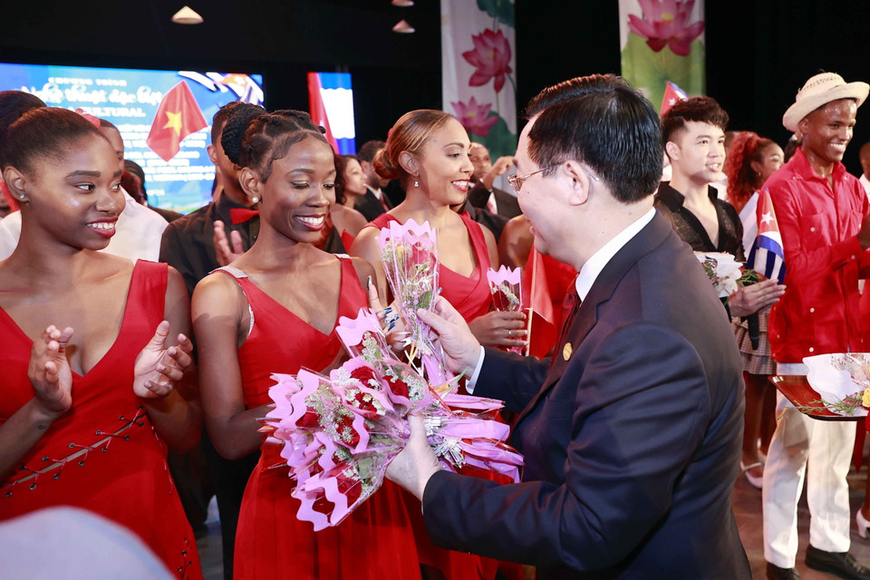 Chủ tịch Quốc hội Vương Đình Huệ với các nghệ sỹ biểu diễn Việt Nam-Cuba. (Ảnh: Doãn Tấn/TTXVN)