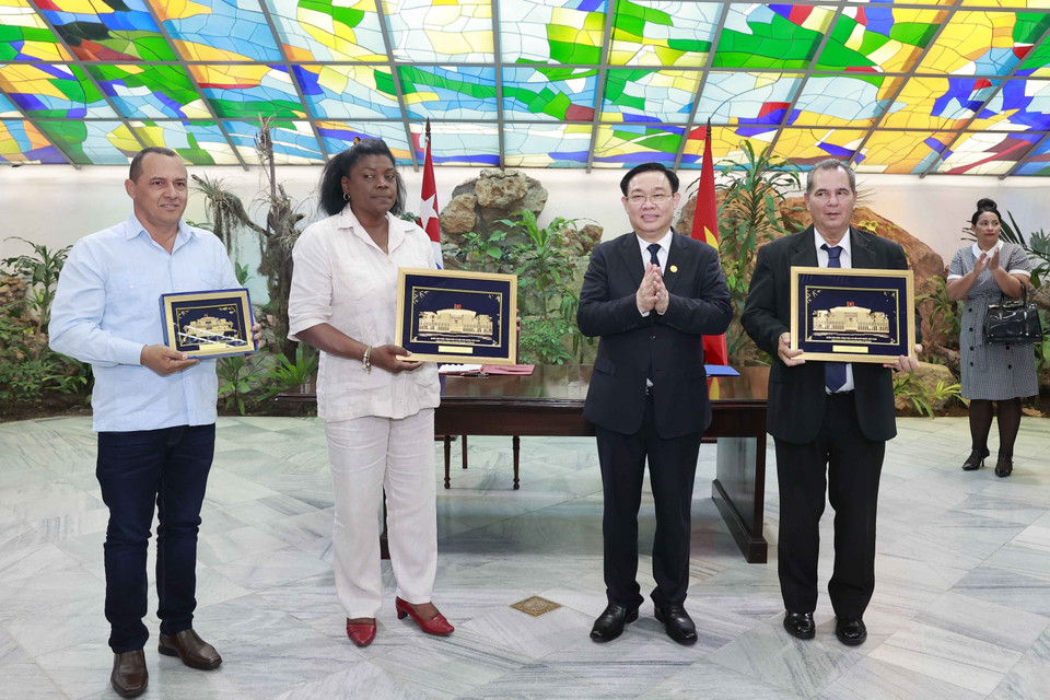 Chủ tịch Quốc hội Vương Đình Huệ tặng quà lưu niệm cho lãnh đạo Thành ủy Santiago de Cuba và Chính quyền thành phố. (Ảnh: Doãn Tấn/TTXVN)