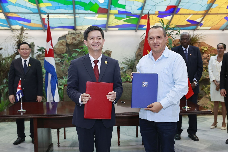 Chủ tịch Quốc hội Vương Đình Huệ và Chủ tịch Quốc hội Cuba chứng kiến lãnh đạo tỉnh Quảng Trị trao 50.000 USD tặng tỉnh Holquín cùng thỏa thuận hợp tác giữa hai địa phương. (Ảnh: Doãn Tấn/TTXVN)