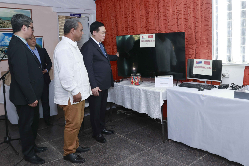 Chủ tịch Quốc hội Vương Đình Huệ thăm Trường phổ thông đặc biệt hữu nghị Cuba-Việt Nam. (Ảnh: Doãn Tấn/TTXVN)