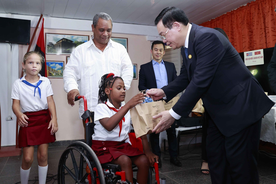 Chủ tịch Quốc hội Vương Đình Huệ tặng quà học sinh của Trường phổ thông đặc biệt hữu nghị Cuba-Việt Nam. (Ảnh: Doãn Tấn/TTXVN)