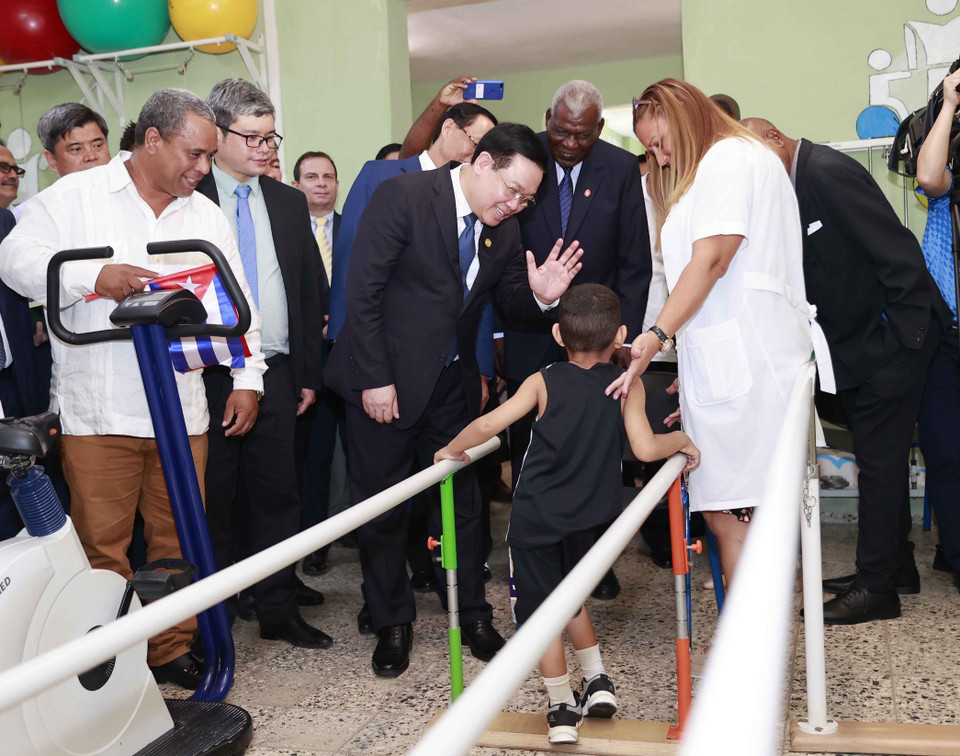 Chủ tịch Quốc hội Vương Đình Huệ thăm phòng phục hồi chức năng Trường phổ thông đặc biệt hữu nghị Cuba-Việt Nam.(Ảnh: Doãn Tấn/TTXVN)