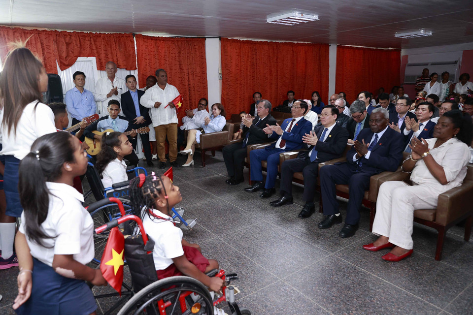 Chủ tịch Quốc hội Vương Đình Huệ thăm Trường phổ thông đặc biệt hữu nghị Cuba-Việt Nam. (Ảnh: Doãn Tấn/TTXVN)