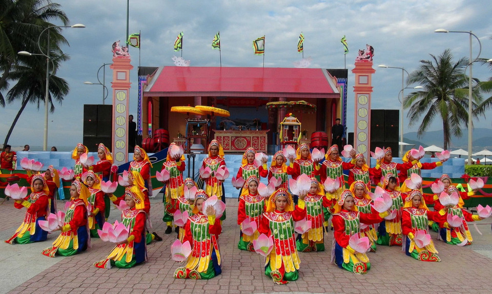 Biểu diễn múa Lục cúng hoa đăng tại lễ hội. (Ảnh: Nguyên Lý/TTXVN)