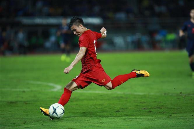 Pha dứt điểm của Quang Hải (19) ở những phút cuối trận nhưng không qua được hàng phòng ngự của đội Thái Lan. (Ảnh: Trọng Đạt/TTXVN)