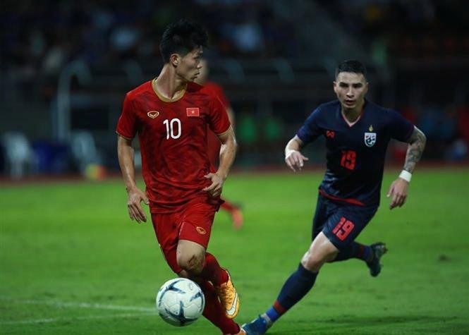 Tiền đạo Công Phượng (10) vào sân từ hiệp 2 và đã nỗ lực thi đấu, trong đó có đường chuyền đẹp mắt cho Văn Toàn gây nguy hiểm c