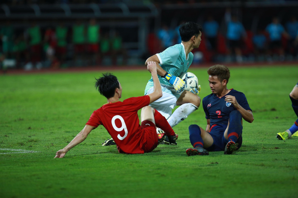 Một pha tranh bóng của cầu thủ hai đội. (Ảnh: Trọng Đạt/TTXVN)