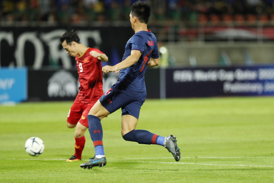 Pha đi bóng của Văn Toàn. (Nguồn: TTXVN)