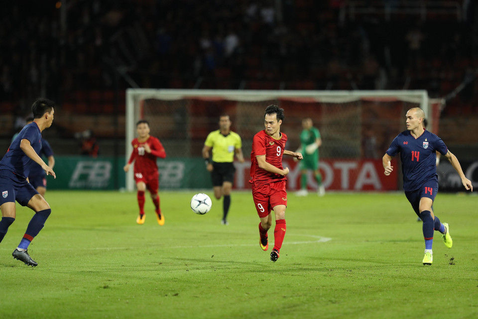 Pha đi bóng của Văn Toàn. (Nguồn: TTXVN)