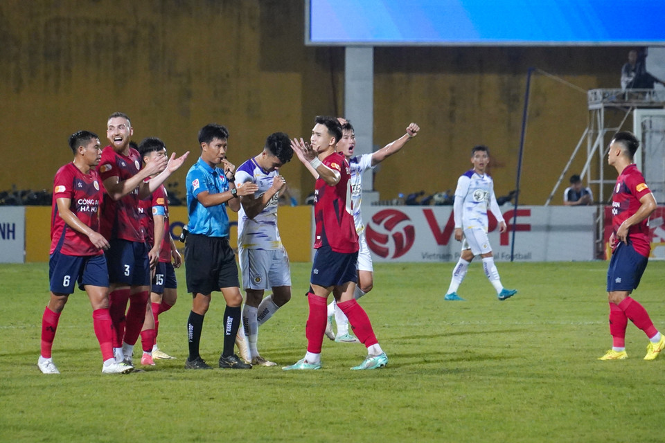 Cao trào của trận derby đến ở phút bù giờ thứ 7 của hiệp hai, khi trọng tài chính quyết định cho Hà Nội FC được hưởng phạt đền sau khi tham khảo công nghệ VAR. (Ảnh: Việt Anh/Vietnam+)