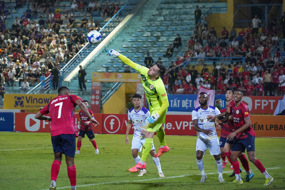 Nhận bàn thua, Hà Nội FC dồn quân lên tấn công khiến thủ thành Nguyễn Filip phải vất vả "chống đỡ." (Ảnh: Việt Anh/Vietnam+)