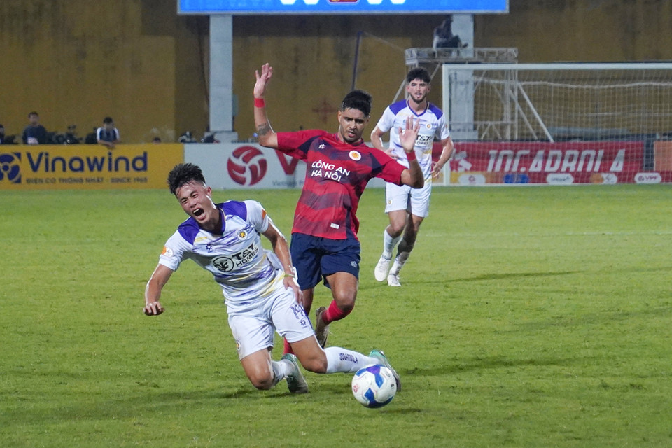 Sức ép của đội bóng áo trắng khiến mũi tấn công Leo Artur (áo đỏ) cũng phải lui về hỗ trợ phòng ngự. (Ảnh: Việt Anh/Vietnam+)