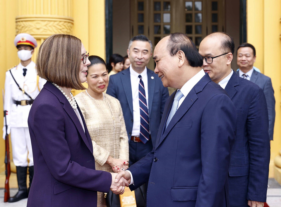 Sáng 14/11, tại Phủ Chủ tịch, Chủ tịch nước Nguyễn Xuân Phúc tiếp bà Kate Brown, Thống đốc bang Oregon, Hoa Kỳ đang thăm và làm việc tại Việt Nam. (Ảnh: Thống Nhất/TTXVN)