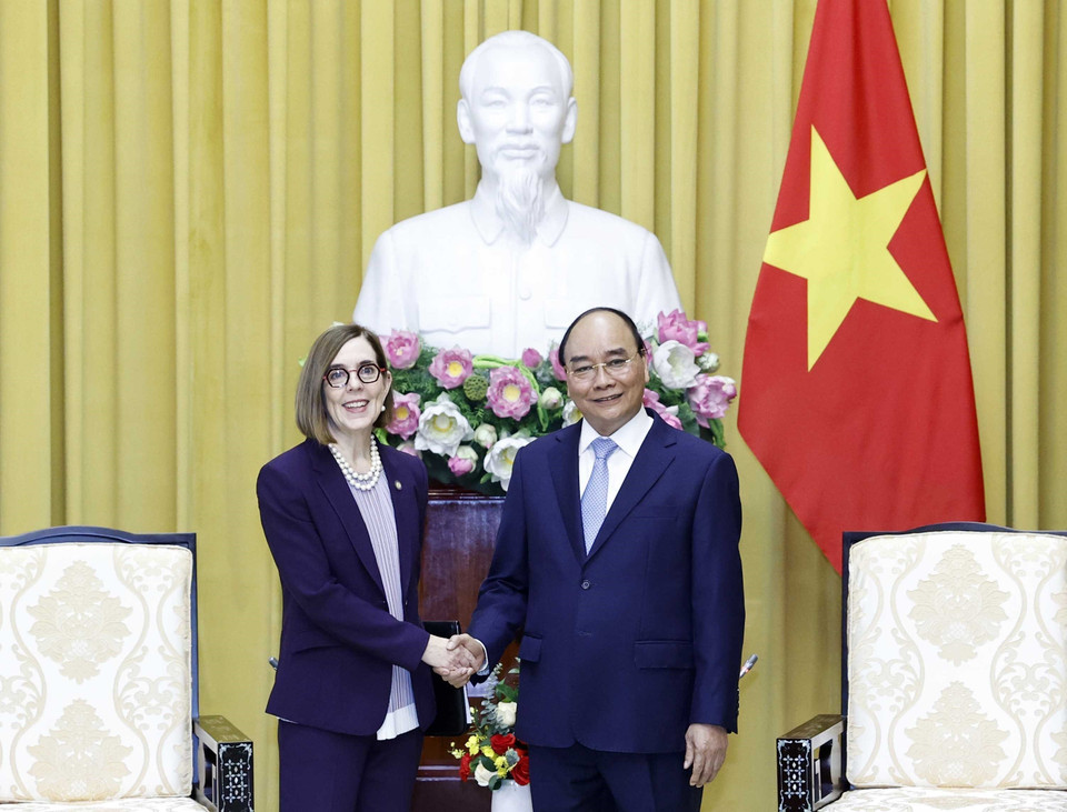 Chủ tịch nước Nguyễn Xuân Phúc tiếp Thống đốc bang Oregon. (Ảnh: Thống Nhất/TTXVN)