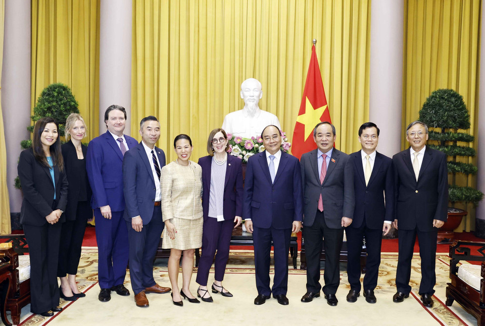 Chủ tịch nước Nguyễn Xuân Phúc chụp ảnh chung với Thống đốc bang Oregon Kate Brown và các đại biểu. (Ảnh: Thống Nhất/TTXVN)