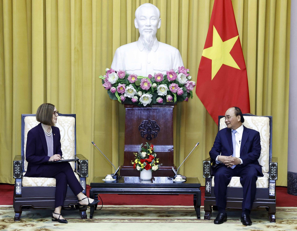 Chủ tịch nước Nguyễn Xuân Phúc và Thống đốc bang Oregon Kate Brown. (Ảnh: Thống Nhất/TTXVN)