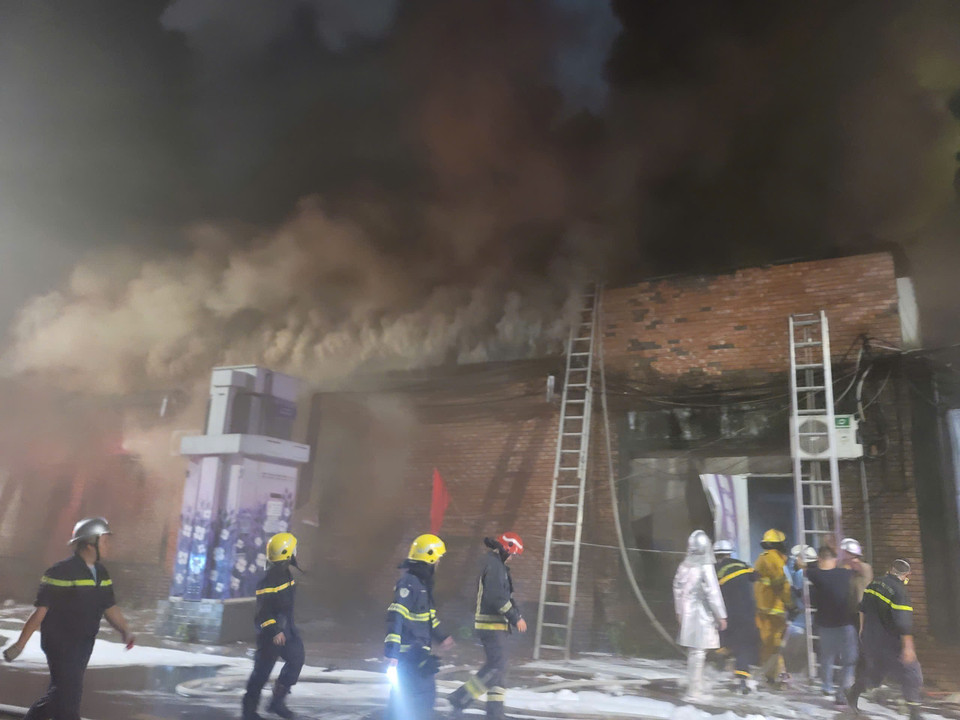 Khoảng 19 giờ ngày 16/8, tại ngôi nhà số 67, Phó Đức Chính, phường Trúc Bạch, quận Ba Đình, Hà Nội đã xảy ra cháy. (Ảnh: TTXVN)