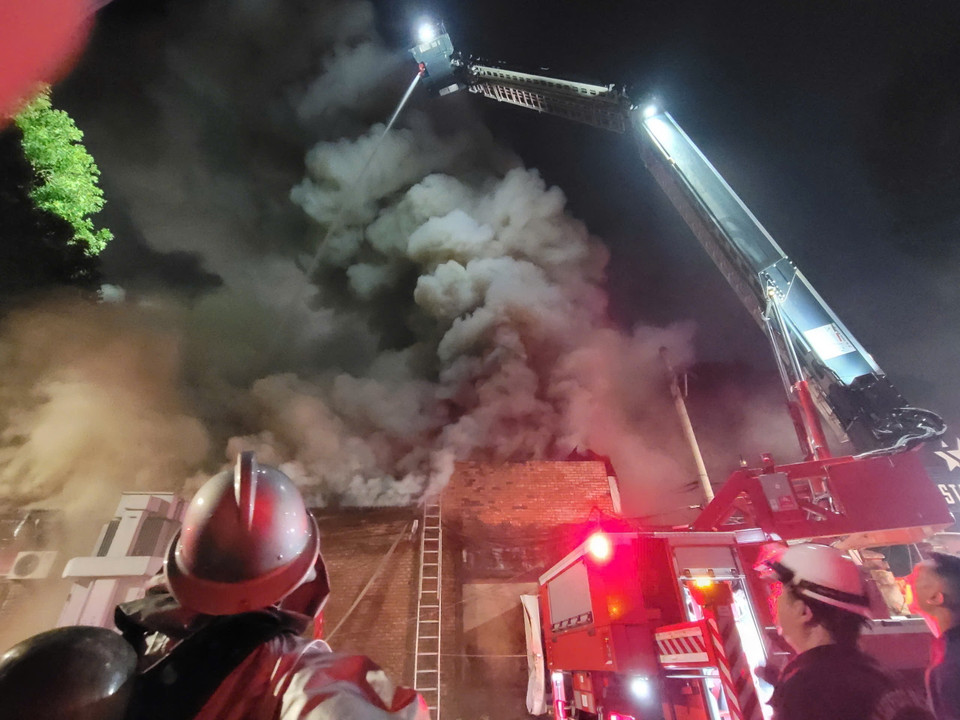 Đến 21h vụ cháy vẫn chưa được khống chế. (Ảnh: TTXVN)