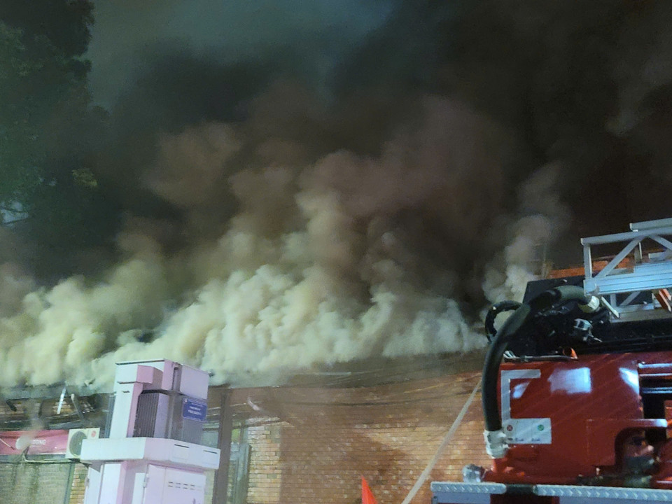 Đám cháy vẫn đang được lực lượng chức năng xử lý. (Ảnh: TTXVN)