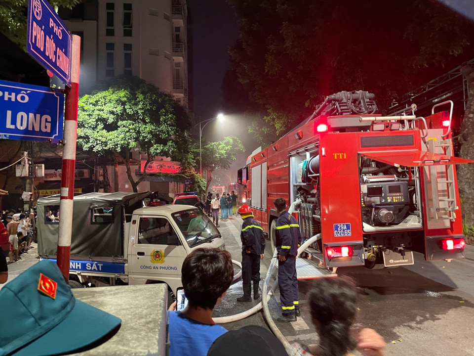 Lực lượng phòng cháy chữa cháy huy động 10 xe chữa cháy đến hiện trường. (Ảnh: Minh Quyết/TTXVN)