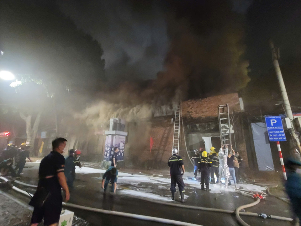 Lực lượng phòng cháy chữa cháy tiếp cận hiện trường vụ cháy. (Ảnh: TTXVN)