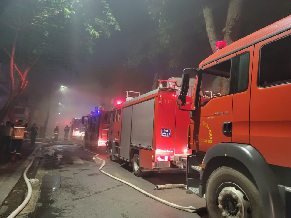 Xe cứu hỏa tiếp cận hiện trường. (Ảnh: Doãn Tấn/TTXVN)