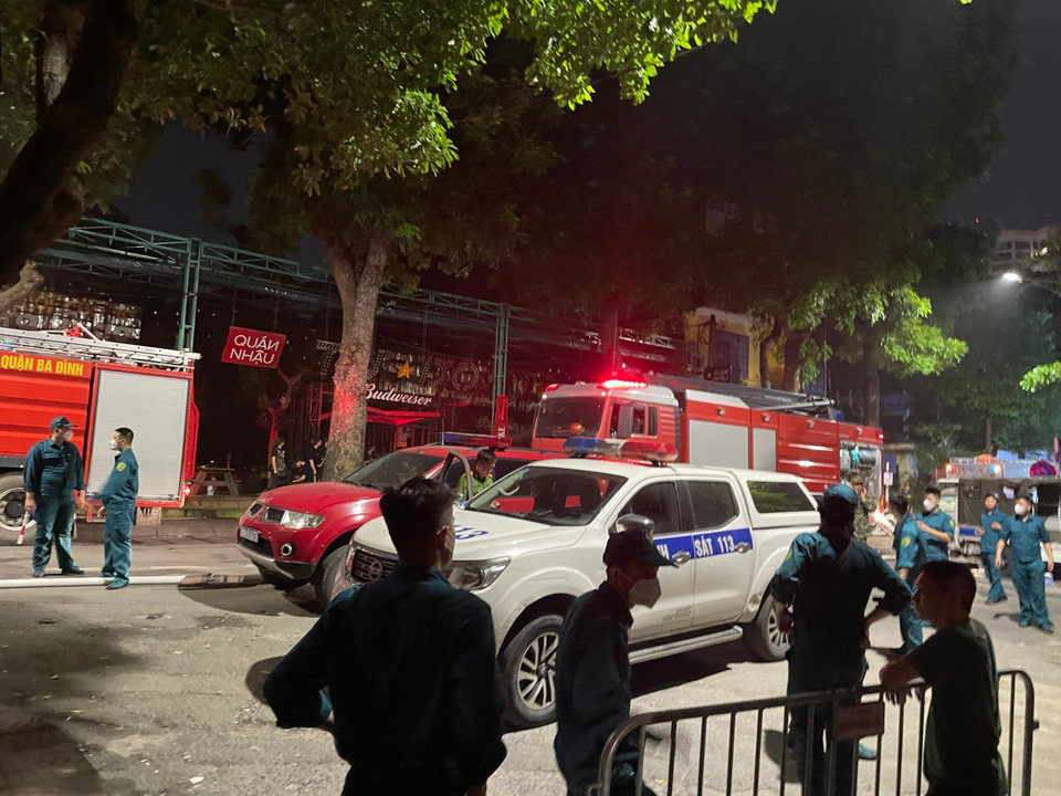 Lực lượng phòng cháy chữa cháy huy động 10 xe chữa cháy đến hiện trường. (Ảnh: Minh Quyết/TTXVN)(Ảnh: TTXVN)