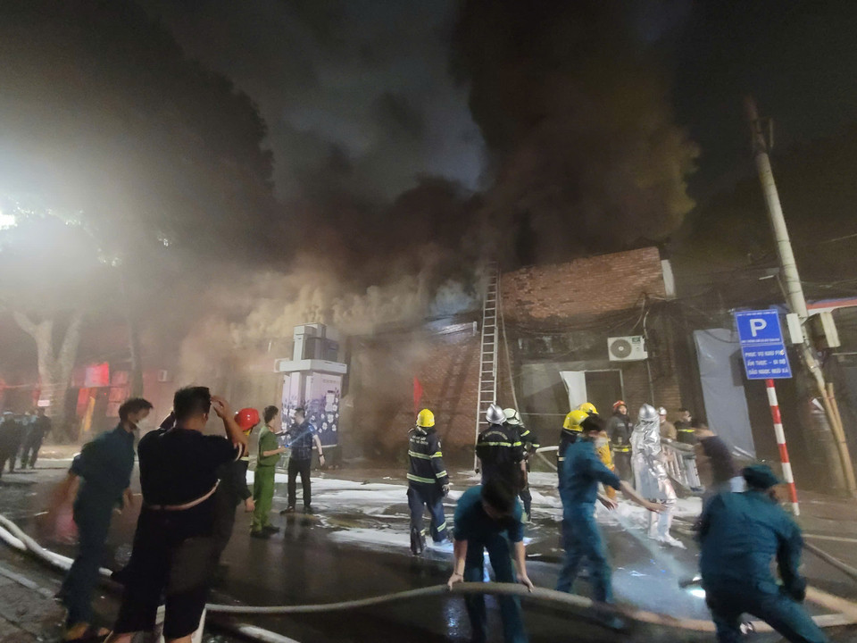 Đám cháy vẫn đang được lực lượng chức năng xử lý. (Ảnh: TTXVN)