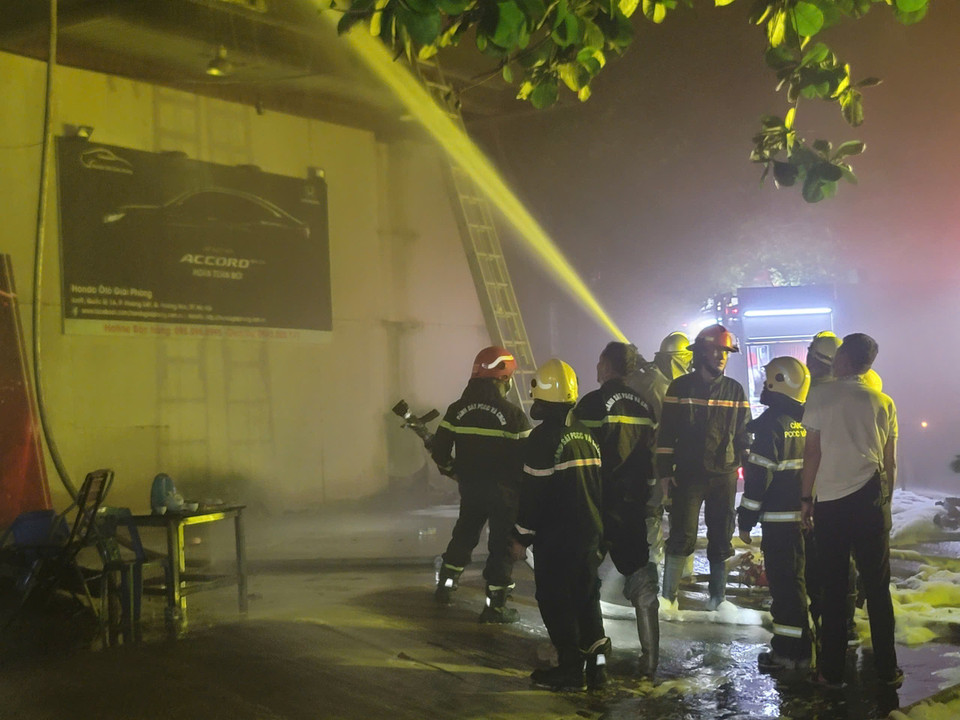 Đám cháy vẫn đang được lực lượng chức năng xử lý. (Ảnh: TTXVN)