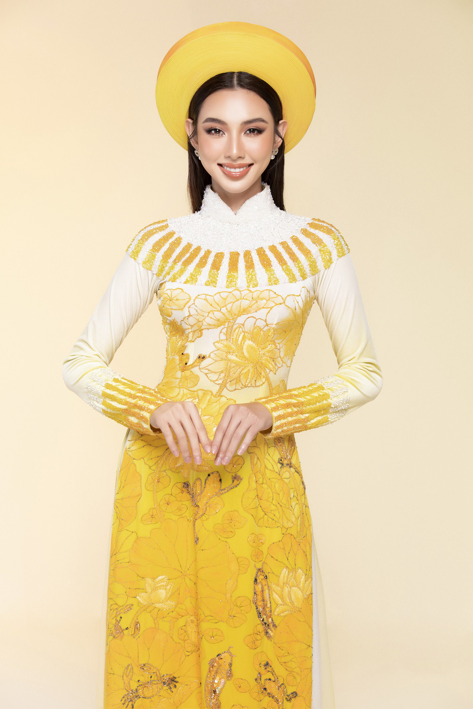 Nguyễn Thúc Thùy Tiên diện áo dài truyền thống, tỏa sáng rực rỡ với gam màu vàng chủ đạo. (Ảnh: CTV/Vietnam+)