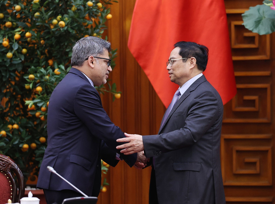  Thủ tướng Chính phủ Phạm Minh Chính và ông Nitin Kapoor, Chủ tịch kiêm Tổng Giám đốc AstraZeneca Việt Nam. (Ảnh: Dương Giang/TTXVN)