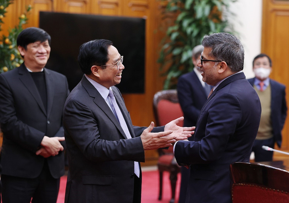 Thủ tướng Phạm Minh Chính trao đổi với ông Nitin Kapoor. (Ảnh: Dương Giang/TTXVN)