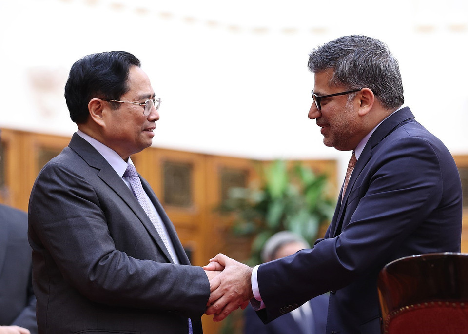 Thủ tướng Phạm Minh Chính tiếp ông Nitin Kapoor, Chủ tịch kiêm Tổng Giám đốc AstraZeneca Việt Nam. (Ảnh: Dương Giang/TTXVN)