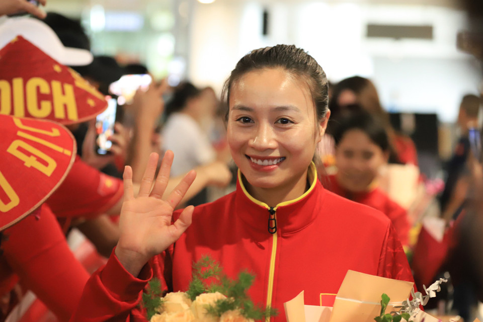 'Cô vợ quốc dân' Hoàng Thị Loan rạng ngời sau khi cùng Đội tuyển kết thúc hành trình lịch sử trên đất New Zealand. (Ảnh: Việt Anh/Vietnam+)