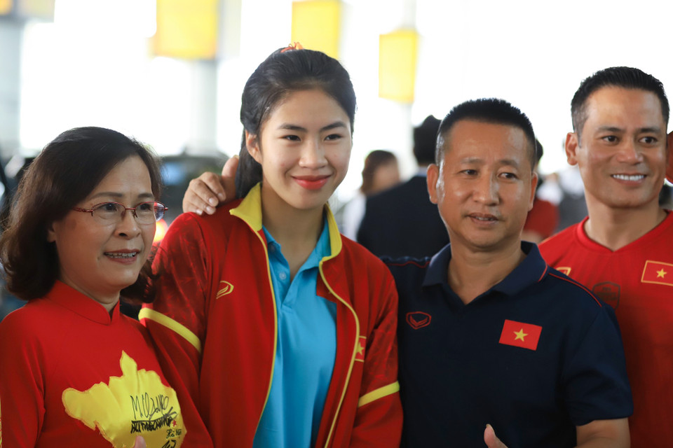 Tiền vệ Thanh Nhã được chào đón trong vòng tay của các cổ động viên. Cầu thủ sinh năm 2001 được đánh giá là một trong những tài năng triển vọng nhất của Bóng đá Nữ châu Á. (Ảnh: Việt Anh/Vietnam+)