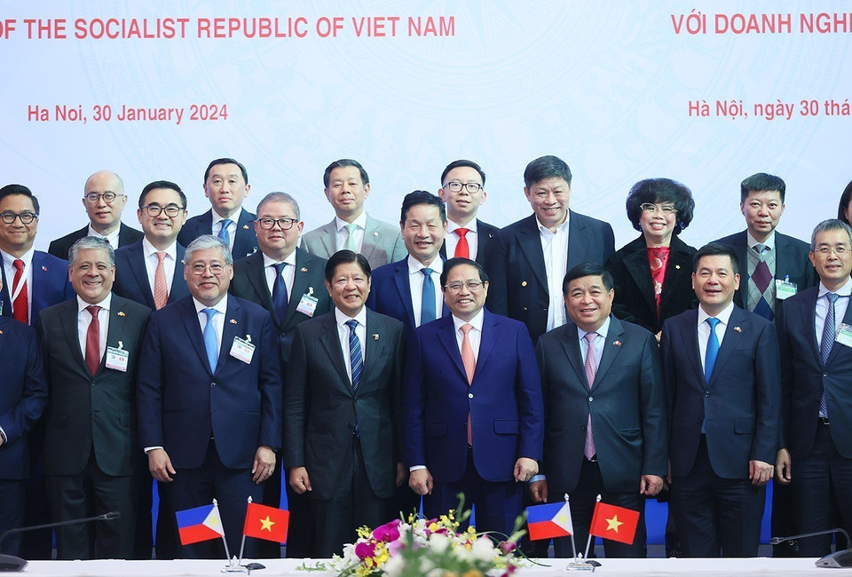 Thủ tướng Phạm Minh Chính và Tổng thống Philippines Ferdinand Marcos Jr. cùng doanh nghiệp hai nước. (Ảnh: Dương Giang/TTXVN)