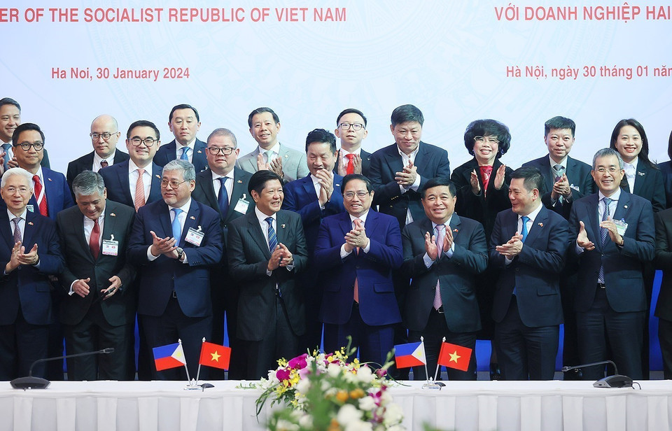 Thủ tướng Phạm Minh Chính và Tổng thống Philippines Ferdinand Marcos Jr. cùng doanh nghiệp hai nước. (Ảnh: Dương Giang/TTXVN)